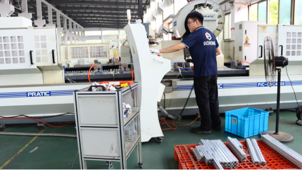 鋁型材框架如何重塑新能源汽車(chē)的安全與性能？